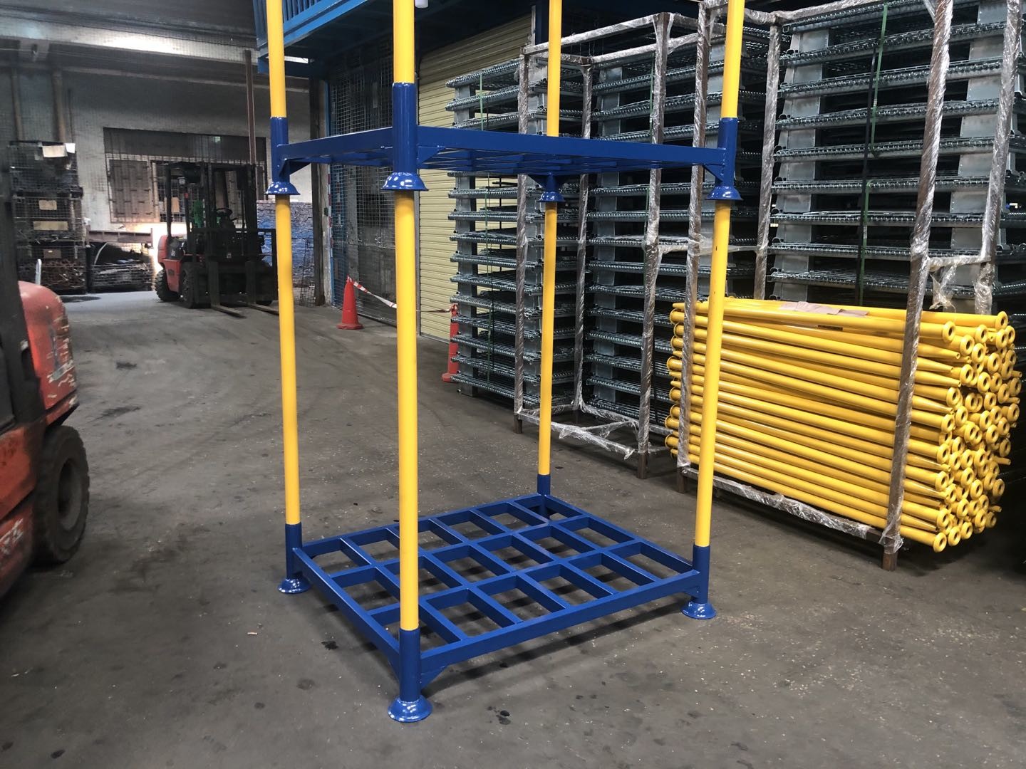 Warehouse Metal Stacking Shelves Customized Portable Detachable Racks